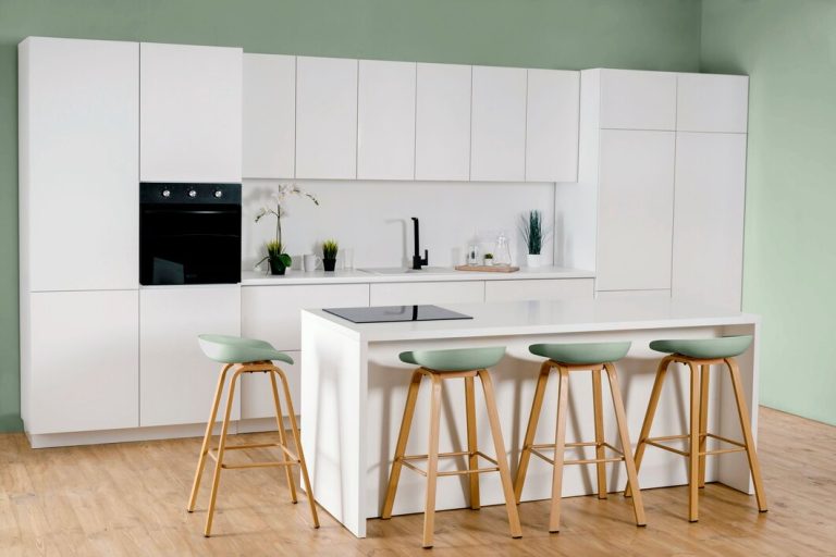 vista-cocina-verde-bellamente-decorada_23-2150165535